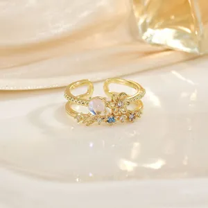 Bague double couche dorée de luxe avec pierres de zircone et détails en pierre de lune