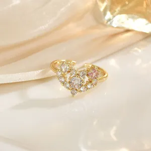 Bague dorée ajustable avec motif cœur évidé serti de zircons blancs et roses brillants