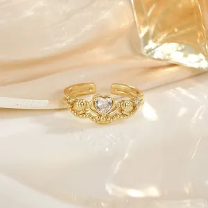 Bague ajustable dorée élégante avec zircon en cœur et détails en forme d'aile