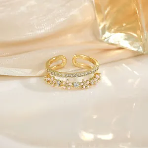 Bague double couche dorée élégante avec fleurs en émail rose et zircons