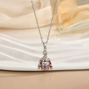 Primo piano di un ciondolo a maglione natalizio in argento con smalto e zirconi