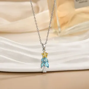 Dettaglio ravvicinato del ciondolo albero di Natale con gemme blu e gialle su catena in argento