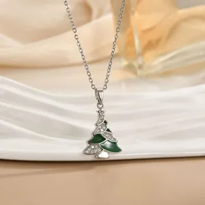 Collana con ciondolo albero di Natale in smalto verde e accenti di zircone scintillante