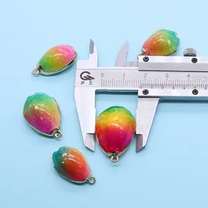 Macro detail van geëmailleerde schelphangers met meting die 18 mm breedte aangeeft