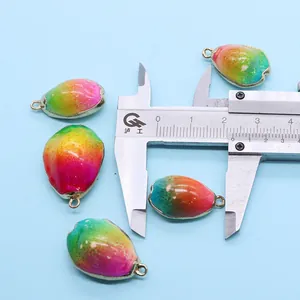 Detailopname van kleurrijke schelphangers van 20mm met goudkleurige rand en meting