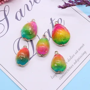 Set van vijf kleurrijke schelphangers met gouden rand voor DIY sieraden maken
