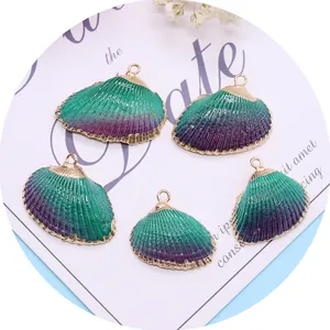 Cinq pendentifs coquilles dégradés vert et violet avec bordure dorée pour bijoux DIY