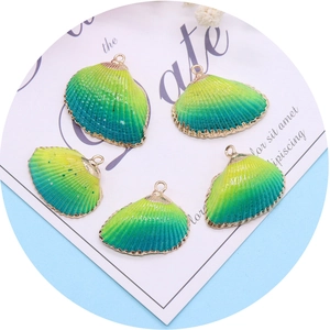 Cinq pendentifs coquillages naturels dégradé jaune-vert avec bords dorés en métal