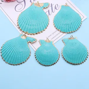 Vue détaillée de pendentifs coquilles turquoise avec bordure dorée pour bijoux DIY