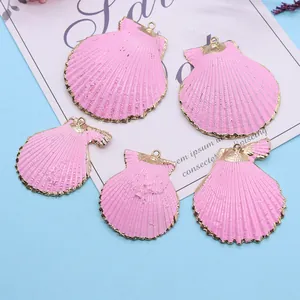 Détail de pendentifs en forme de pétoncle rose avec bord doré pour bijoux DIY
