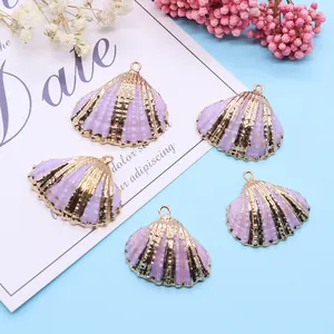 Vijf paarse schelphangers met vergulde randen voor het maken van DIY-sieraden