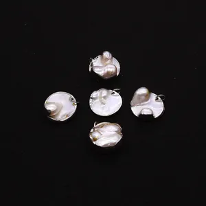Set di cinque ciondoli con perle barocche d'acqua dolce e castone d'argento su fondo nero