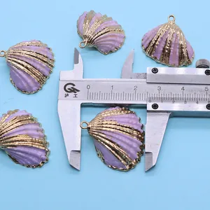 Macro-opname van paarse schelp hangers met vergulde randen en metalen ophangogen