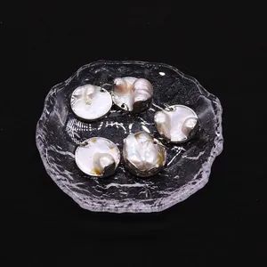 Set di cinque ciondoli con perle barocche da 21 mm e bordo argentato su vassoio