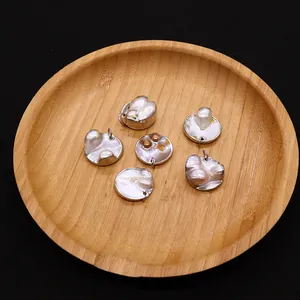 Set di 6 ciondoli con perle barocche naturali e bordi argentati su legno