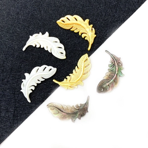 Ciondoli a forma di piuma in conchiglia naturale per collane fai-da-te, bianco e oro
