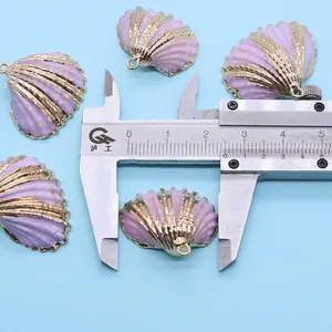 Detail van paarse schelphangers gemeten met een schuifmaat die de 26mm breedte toont