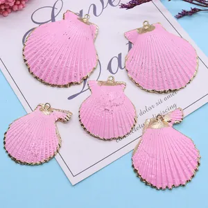 Pendentifs coquillages rose et or pour la création de bijoux DIY sur fond clair