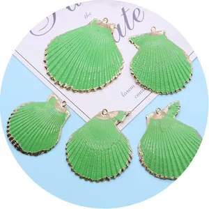 Lot de 5 pendentifs en forme de coquille verte avec bordure dorée galvanisée