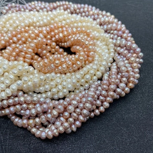Detailaufnahme natürlicher Süßwasserperlen in Weiß, Rosa und Lila für Schmuck