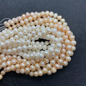 Makroaufnahme von natürlichen AA-Süßwasserperlen in Weiß und Rosa für DIY-Schmuck