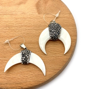 Ciondolo a luna in conchiglia naturale con strass e gancio argento per gioielli