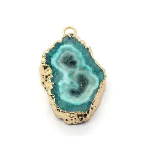Pendentif en cristal naturel bleu-vert irrégulier avec bordure dorée galvanisée