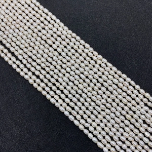 Vue macro de perles d'eau douce ovales blanches pour la création de bijoux DIY
