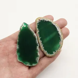 Dettaglio di grandi pendenti in agata verde naturale con texture per gioielli fai da te