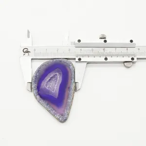 Vista macro di ciondolo in agata viola misurato con calibro per larghezza di 3,3 cm