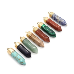 Diverse zeshoekige natuursteen hangers met vergulde borgtocht voor doe-het-zelf sieraden