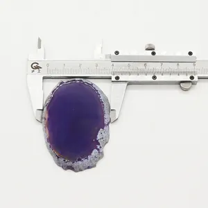 Dettaglio macro del ciondolo in agata viola con calibro che misura 4cm di larghezza