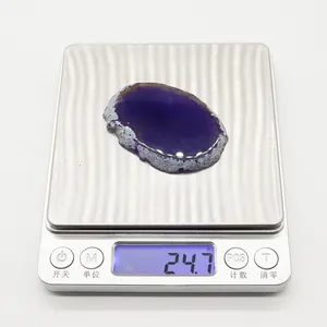 Dettaglio di una fetta di agata naturale viola da 24,7g con bordi minerali grigi