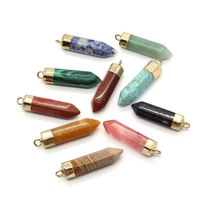 Set van 10 zeshoekige natuurstenen prisma hangers met gouden metalen kapjes in diverse kleuren