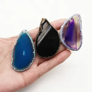Tre ciondoli in agata naturale assortiti in blu, nero e viola per la creazione di gioielli fai-da-te
