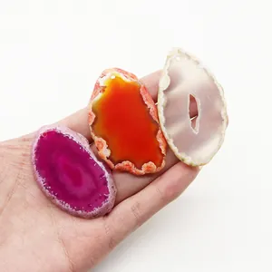 Tre ciondoli in agata naturale nei colori rosa intenso, arancione e bianco traslucido