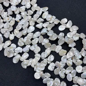 Perles baroques irrégulières en forme de pétale pour bijoux DIY sur fond noir texturé