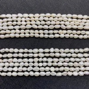 Macro de plusieurs brins de perles d'eau douce blanches avec un éclat naturel unique