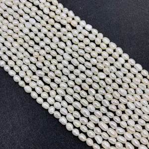 Détail macro de perles d'eau douce naturelles pour création de bijoux DIY