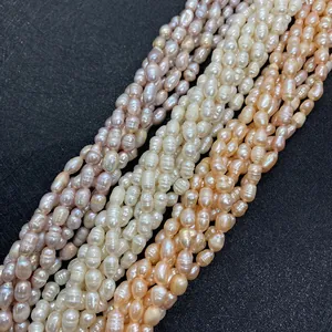 Vue détaillée de perles de culture d'eau douce baroques en blanc, violet et orange