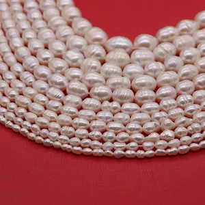 Primer plano de perlas de agua dulce blancas naturales con formas barrocas y brillo intenso