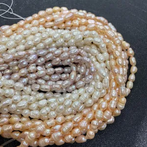 Gros plan de perles d'eau douce naturelles en forme de riz pour la création de bijoux