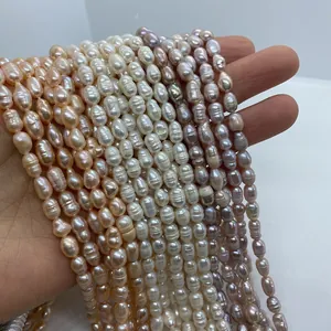 Gros plan de perles baroques d'eau douce de 4-5mm en teintes blanc, rose et violet