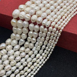 Varios tamaños de perlas naturales de agua dulce blancas en un joyero rojo