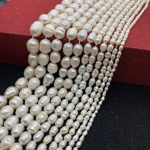 Detalle de varios tamaños de perlas de agua dulce barrocas naturales de 2 mm a 13 mm
