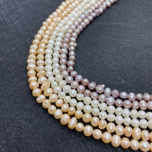 Fili di perle d'acqua dolce naturali in bianco, rosa e viola con lucentezza metallica