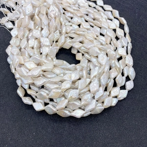 Perles d'eau douce baroques en forme de losange pour la création de bijoux DIY sur fond noir