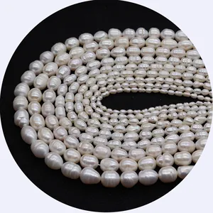 Perlas de agua dulce blancas naturales para collares DIY sobre fondo negro intenso