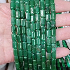 Vue macro de perles cylindriques en pierre naturelle verte 6x10mm pour création bijoux
