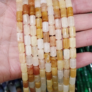 Gros plan sur des perles cylindriques en pierre œil de tigre pour bijoux DIY artisanaux